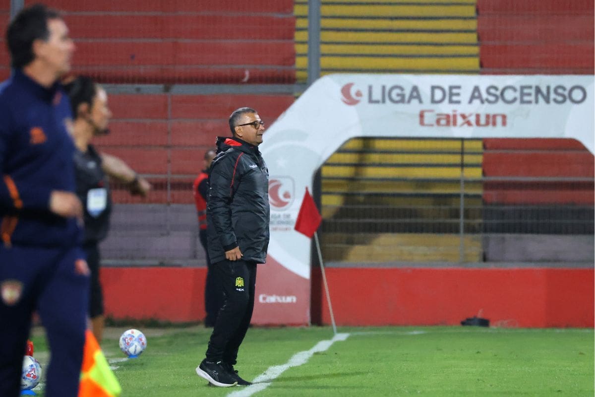 El entrenador de Unión Española analizó la actualidad del plantel con que cuenta para competir en la Primera B. Foto: Agencia Aton.