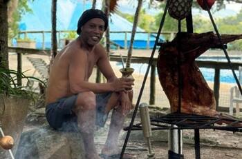 ¡45 primaveras! La nueva vida de Ronaldinho y su particular celebración de cumpleaños