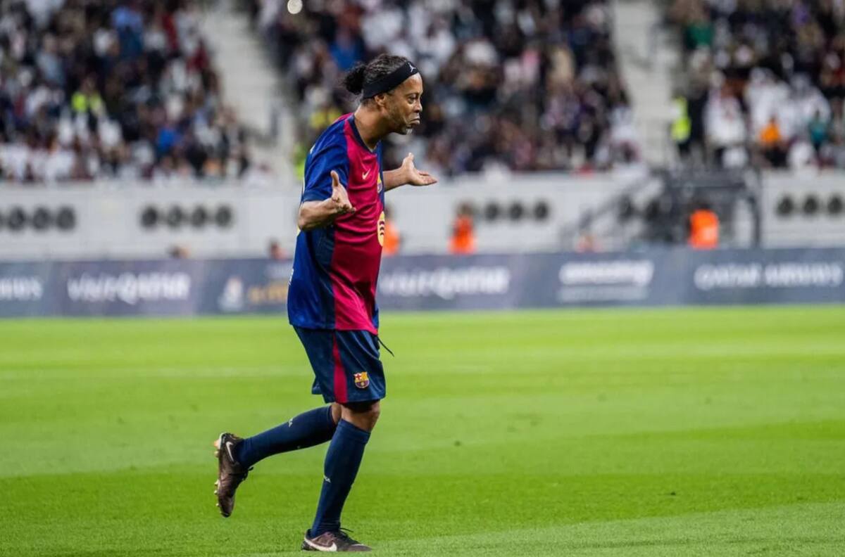 VIDEO | Nostalgia pura: Ronaldinho anotó un golazo de tiro libre ante las leyendas del Real Madrid
