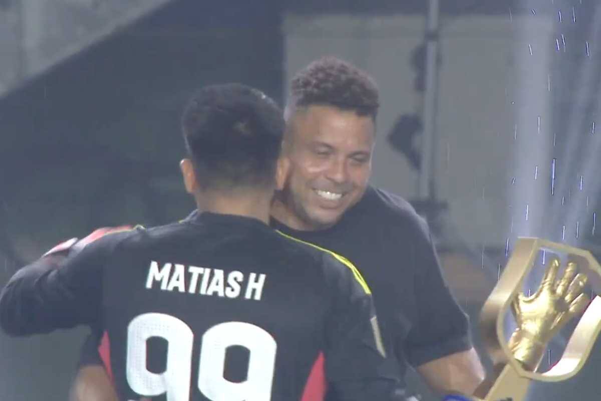 Le dio el premio al mejor arquero a Matías Herrera. Foto: Captura ESPN