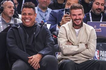 VIDEO | ¿Competencia de comer cabritas? Ronaldo y David Beckham compartieron en el All-Star de la NBA
