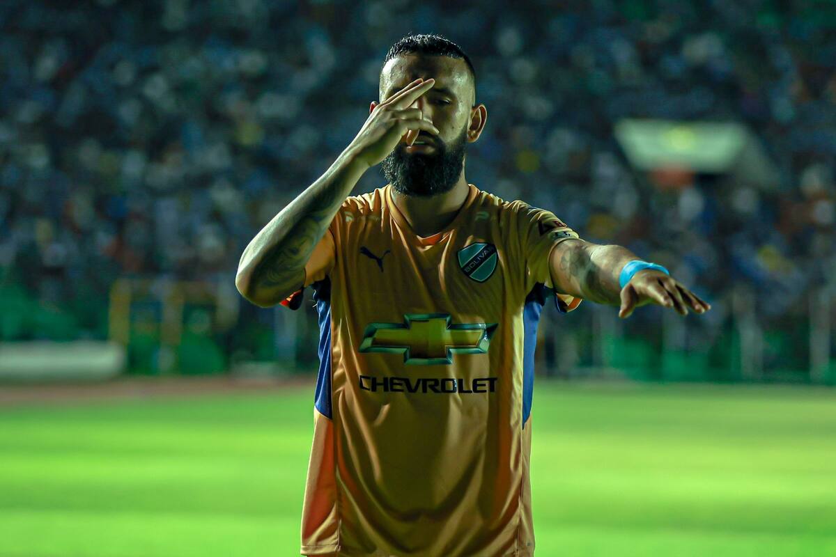 Ronnie Fernández convirtio un hat-trick y trepó a la cima de los máximos goleadores del fútbol boliviano. Foto: Bolivar.