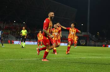 Agarra ritmo: Ronnie Fernández fue galardonado en el fútbol de Malasia