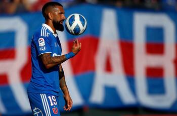 Hinchas de la U tuvieron duro debate en redes con papá de Ronnie Fernández por muerte de carabinero