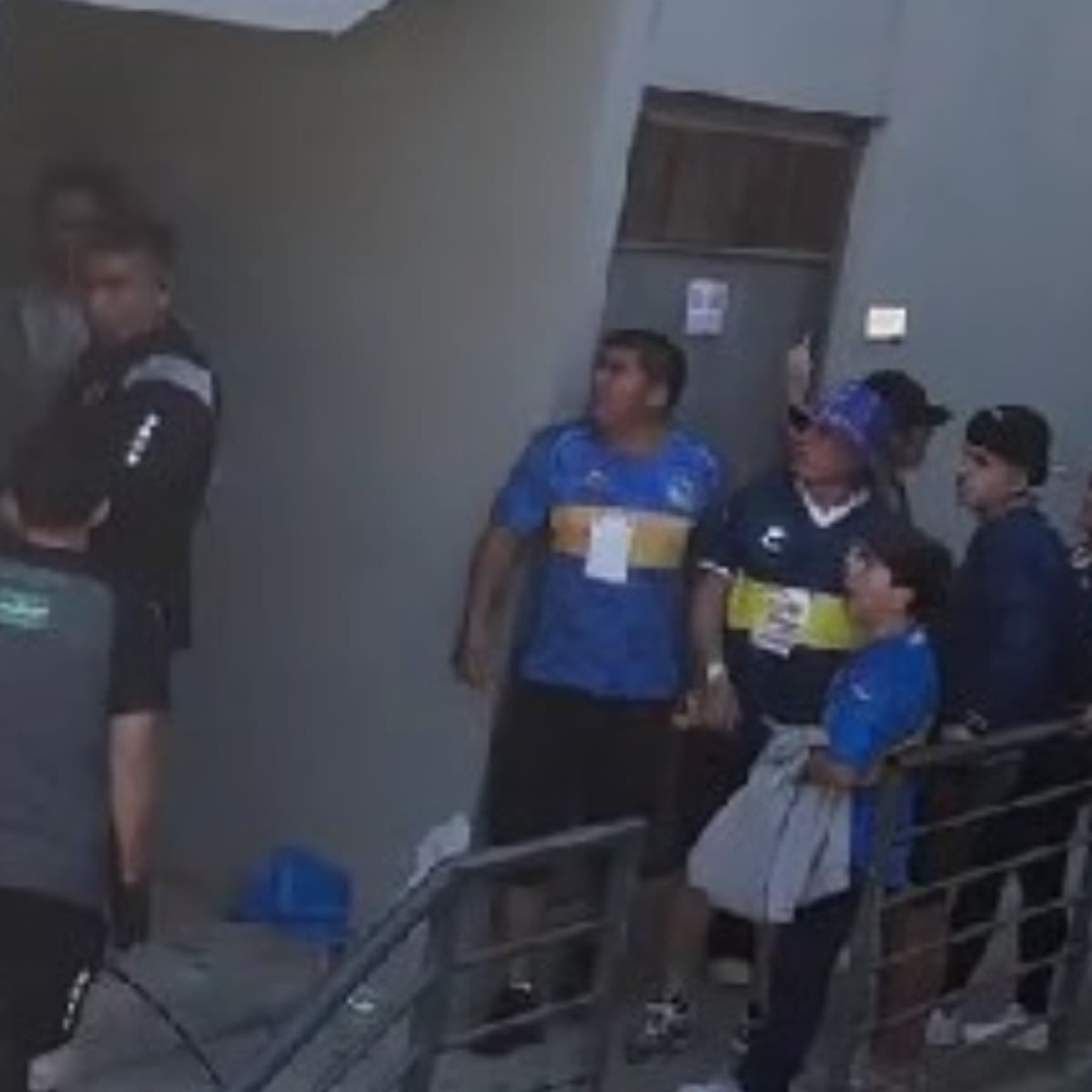 VIDEO | Tensión total: hinchas de Everton se lanzaron contra Ronnie Fernández y lo fueron a buscar al camarín