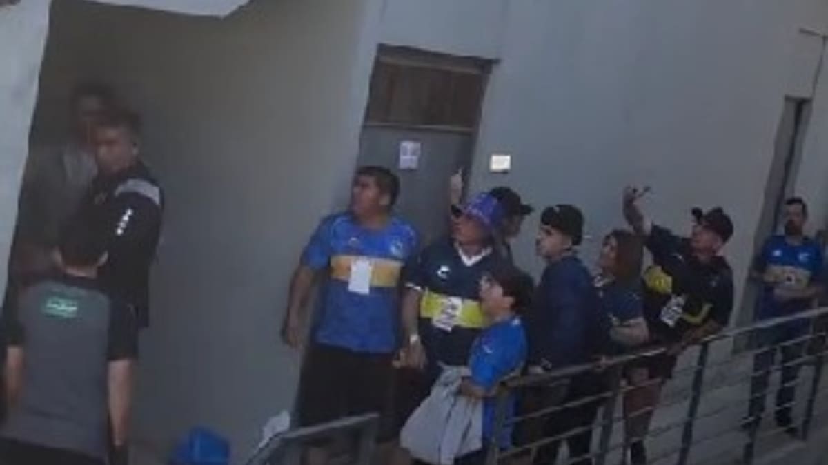 VIDEO | Tensión total: hinchas de Everton se lanzaron contra Ronnie Fernández y lo fueron a buscar al camarín
