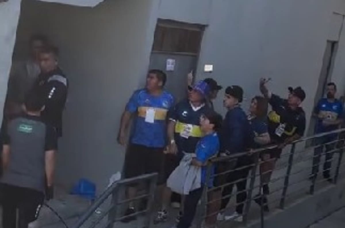 VIDEO | Tensión total: hinchas de Everton se lanzaron contra Ronnie Fernández y lo fueron a buscar al camarín