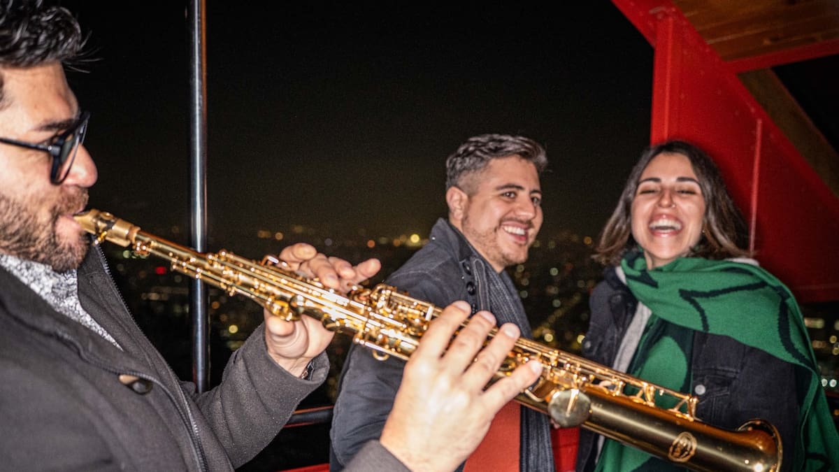 El plan para el Día de la Madre que incluye subir en funicular, catar vinos y ver Santiago de noche: fecha y precio