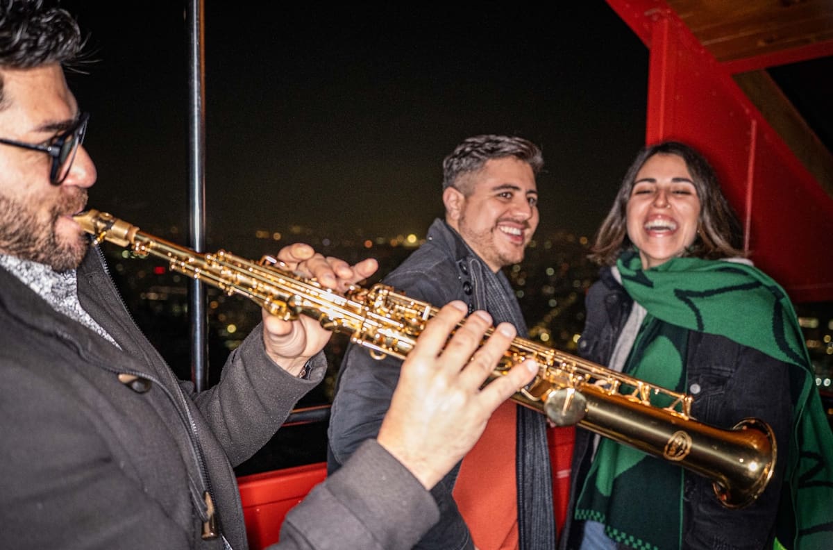 El plan para el Día de la Madre que incluye subir en funicular, catar vinos y ver Santiago de noche: fecha y precio