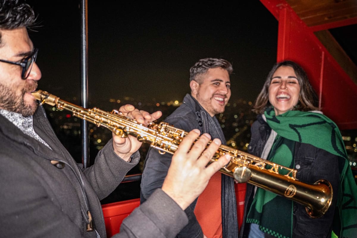 Un evento que se desarrolla en la previa del Día de la Madre en el Funicular de Santiago.