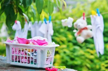 Así puedes quitar la suciedad adherida a la ropa de tu bebé con estos productos del hogar