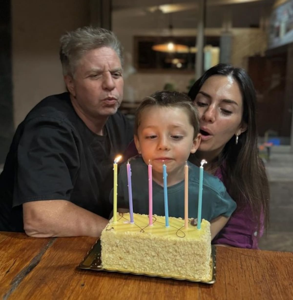 Rosario Bravo junto a su esposo e hijo. Créditos: Instagram