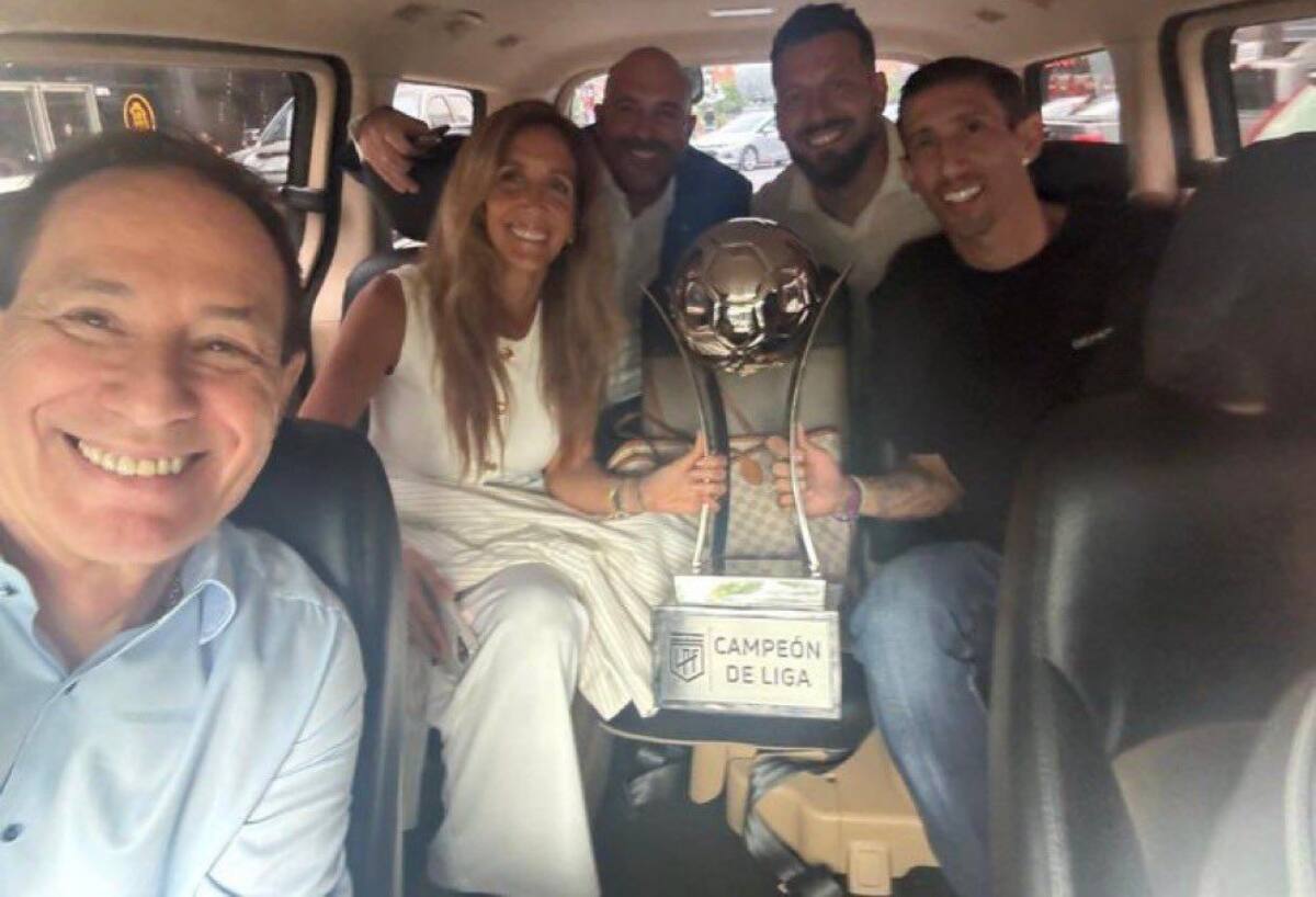 Así se llevaron el trofeo desde Buenos Aires a Rosario.