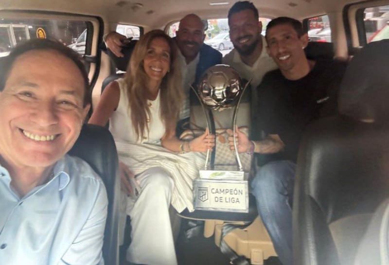 Así se llevaron el trofeo desde Buenos Aires a Rosario.