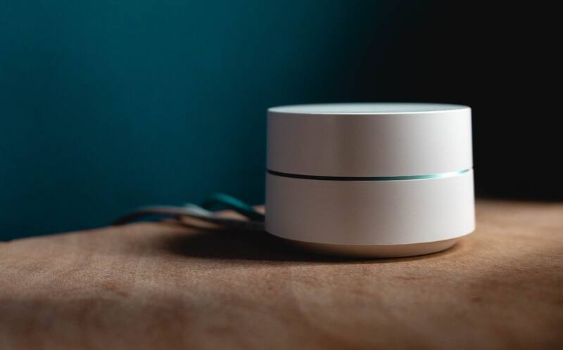 La contraseña de tu red WiFi generalmente está en tu propio router.