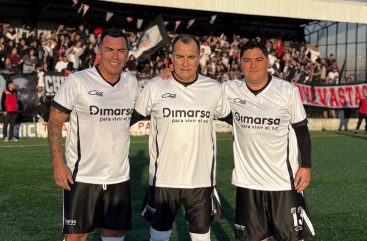 (al centro), arremetió contra los jugadores de Colo Colo.