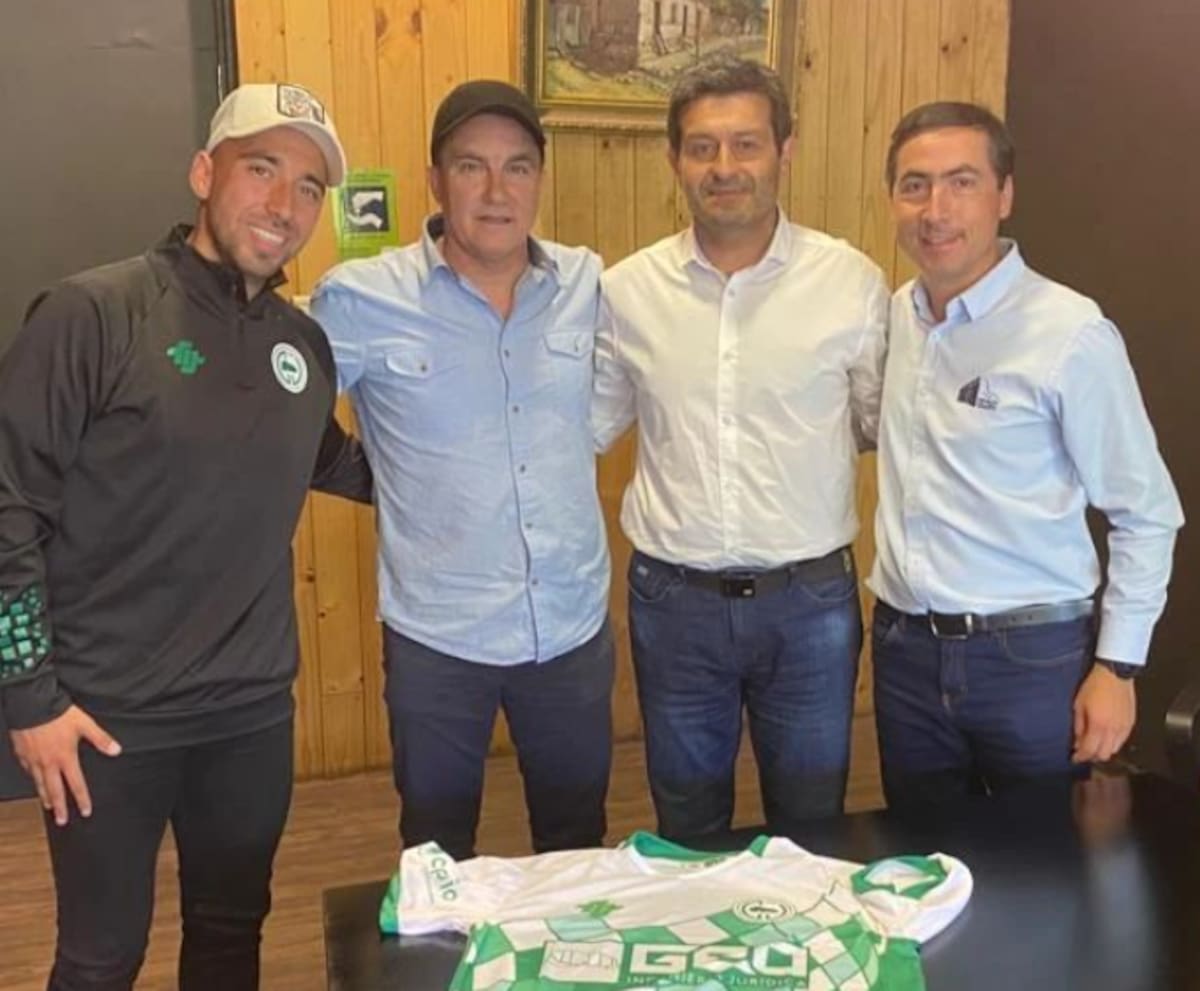 Rubén Martínez con la camiseta de Constitución Unido.