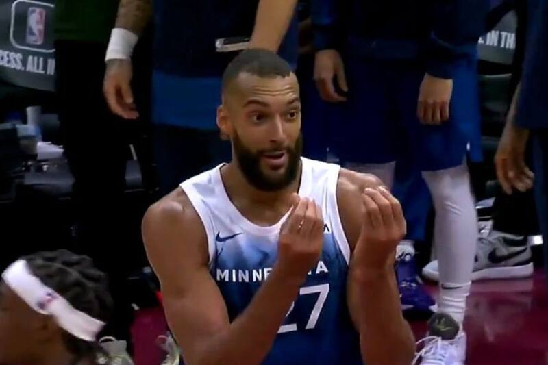 realizó un gesto particular contra los árbitros en la NBA.