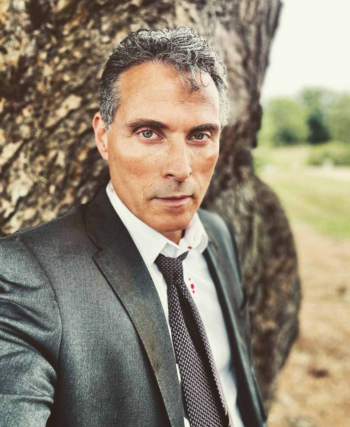 es Charles en "Viejos" de Netflix