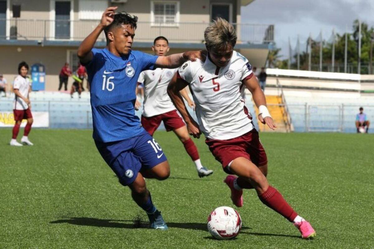 Guam (izquierda) fue el primer equipo eliminado, al perder esta eliminatoria ante Singapur.