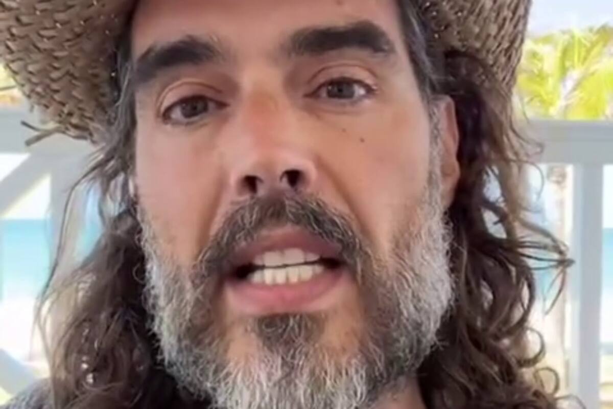 es uno de los humoristas más polémicos de Reino Unido. Créditos: @russellbrand.