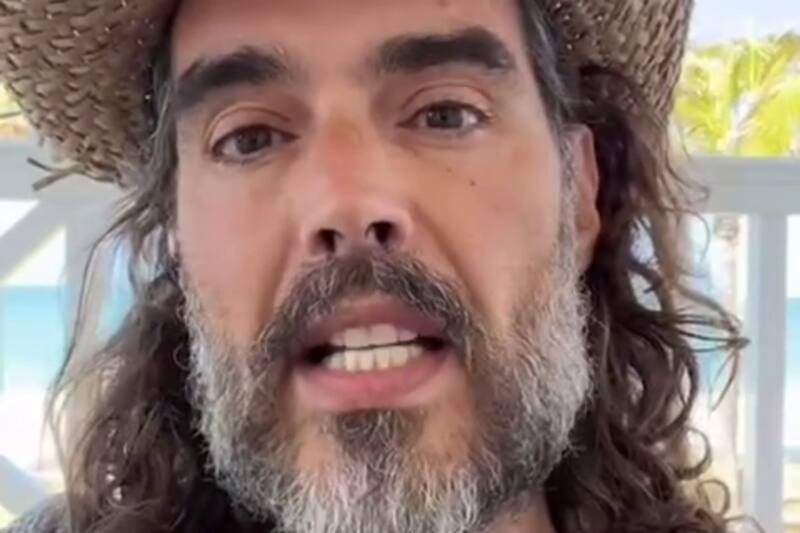es uno de los humoristas más polémicos de Reino Unido. Créditos: @russellbrand.