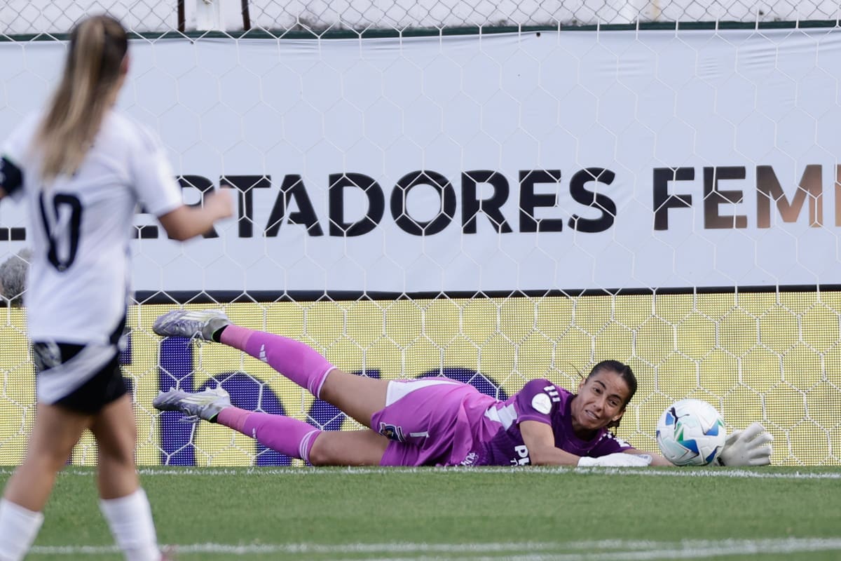 Salió para los penales luego de ser figura en el tiempo reglamentario. Foto: EFE