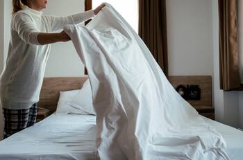 ¿Cada cuánto debes cambiar las sábanas de tu cama? Esto dice un experto