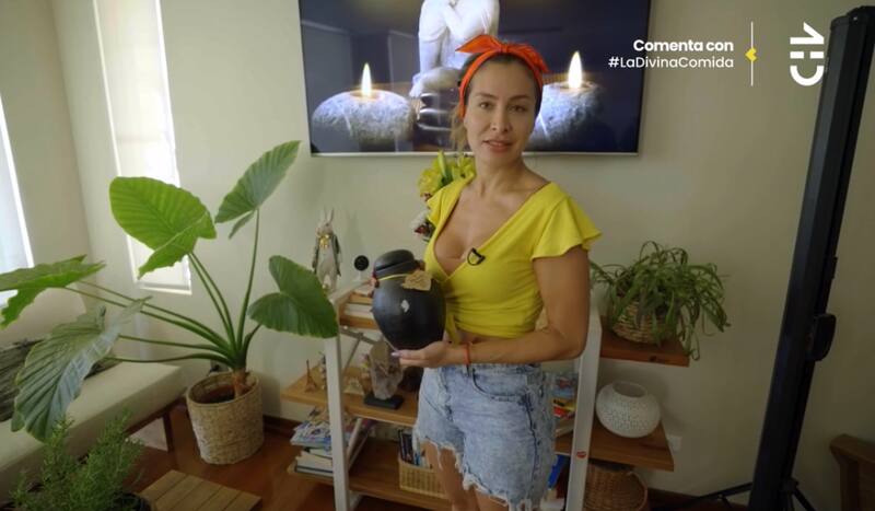 Sabrina Sosa y el altar que le hizo a su fallecido perro.