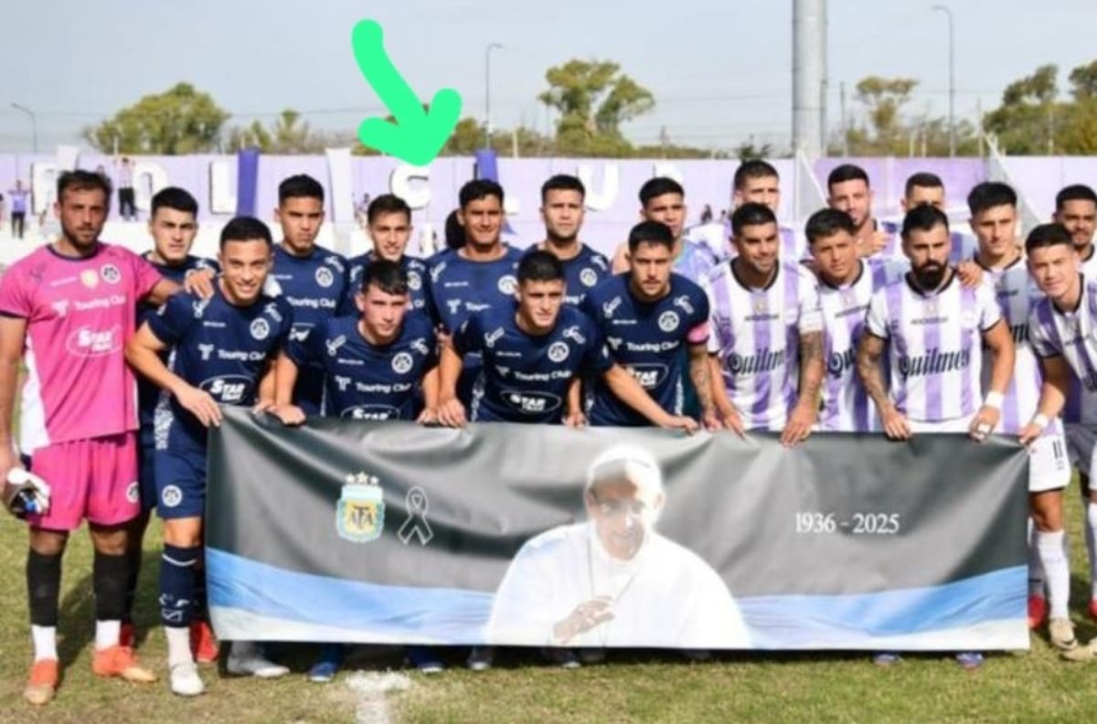 Polémico gesto de David Escalante en homenaje al Papa Francisco: después perdió un penal