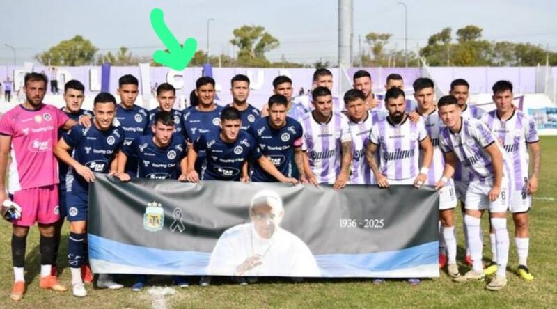 David Escalante realizó polémico gesto en homenaje al papa Francisco. Foto X: @pedro_casla