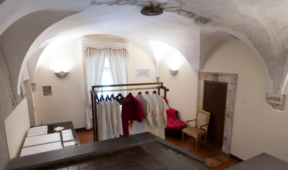 Este es el lugar donde el nuevo Papa reflexiona y ora, antes de vestirse y ser presentado a los fieles. Foto: Vatican Media