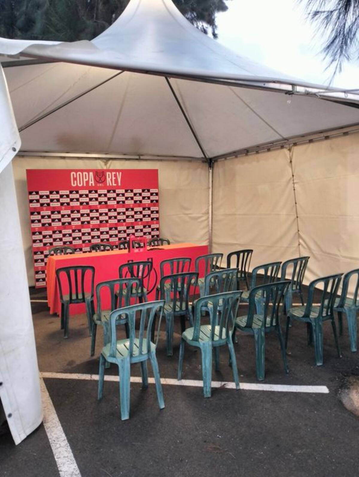 El Chiclana hizo todos los esfuerzos y habilitó una sala de prensa para post partido