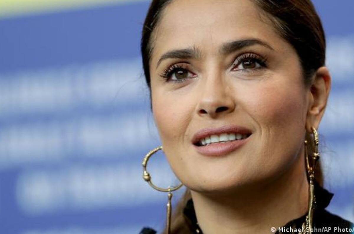 Salma Hayek presume con orgullo a sus 56 años su figura a través de un bikini