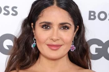 Salma Hayek orgullosa de sus raíces, enseña cómo comer camarones al estilo Veracruz