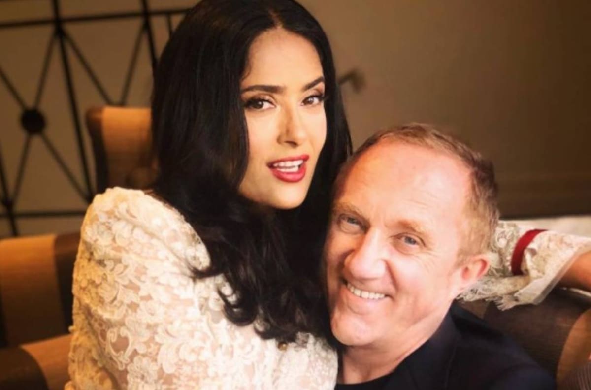 Salma Hayek paraliza las redes al compartir foto íntima junto a su esposo en la piscina