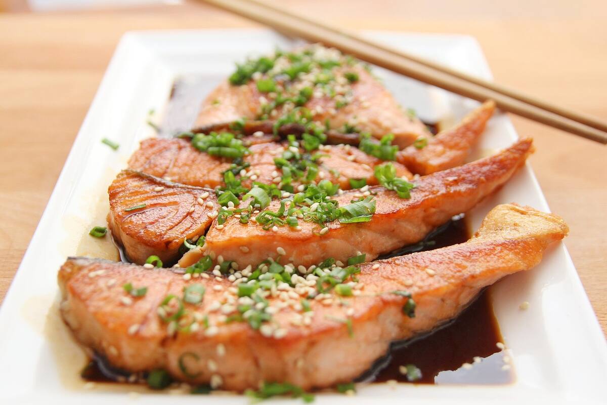 Está comprobado que el salmón es un aliado para bajar de peso y eliminar la grasa.