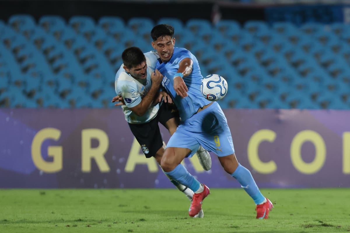 El delantero de Colo Colo -cedido- en el triunfo de Montevideo City Torque contra Gremio en Copa Sudamericana. Foto: Agencia EFE.