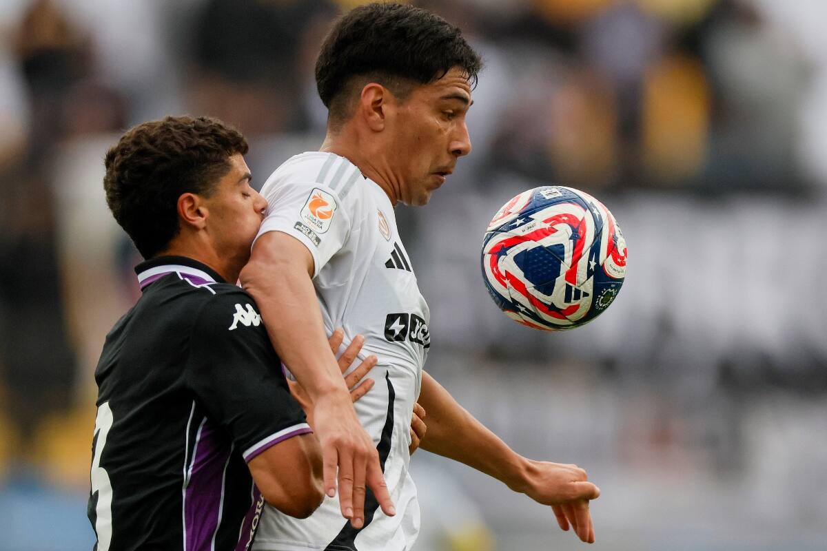 El delantero no ha recibido ninguna oferta formal. Foto: Aton.