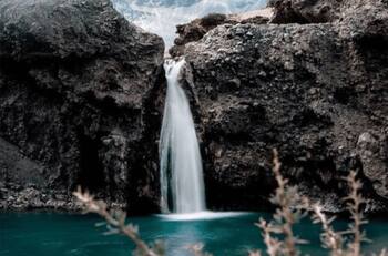 Con una cascada, pista de hielo, quinchos y más: el parque que queda a menos de dos horas de Santiago