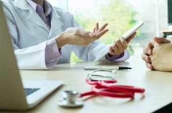 Estas son las 15 patologías GES con más pacientes en espera: ¿Cuáles son y por qué?