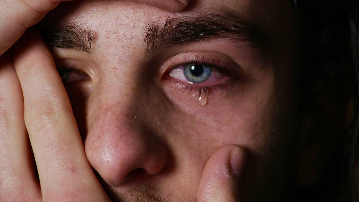 Los hombres también lloran: El impacto del machismo en la salud mental masculina