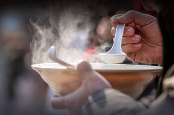 Este es el caldo que recomienda Harvard para fortalecer las articulaciones y huesos