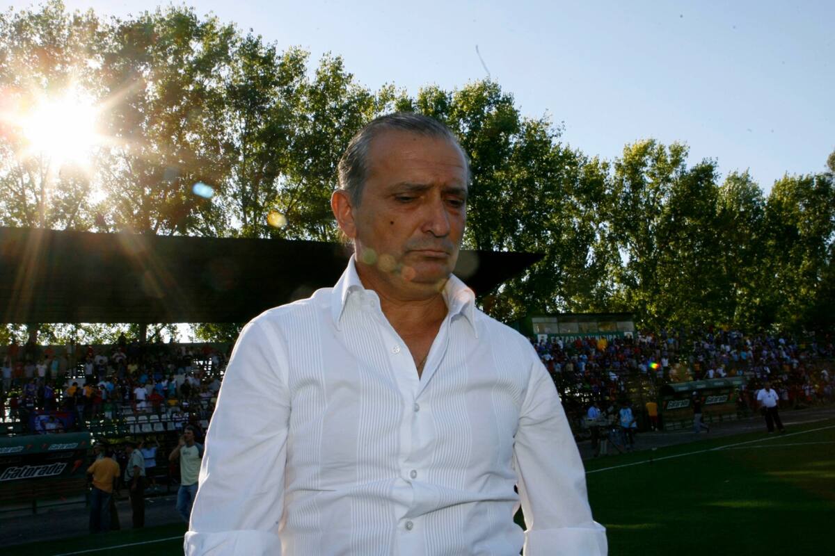 Fue despedido en la sexta fecha del Campeonato de Apertura 2007. Foto: Agencia Aton.