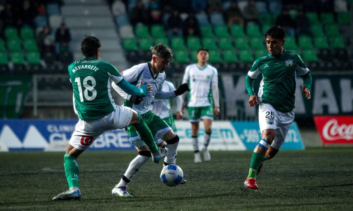 Jugador de Deportes Puerto Montt. Foto: Camilo Santana.