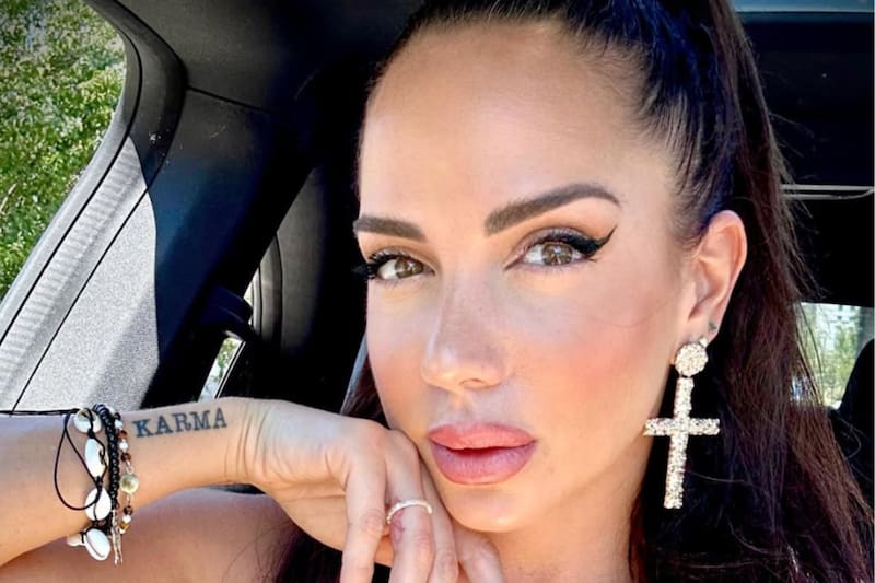 es una conocida chica reality.