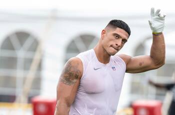 La nueva regla que le permitirá a Sammis Reyes seguir en la NFL