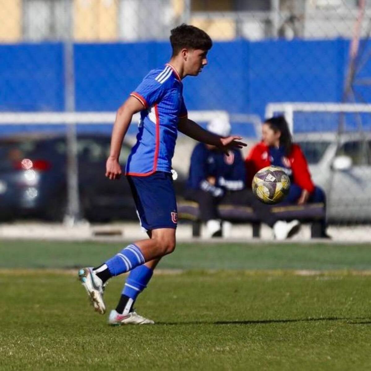 El defensor de 15 años milita en las divisiones inferiores de la U.