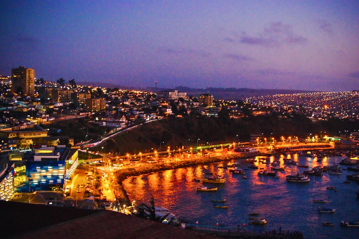 El viaje permite un espacio de tiempo libre para conocer la ciudad. Foto: Valparaíso Región.