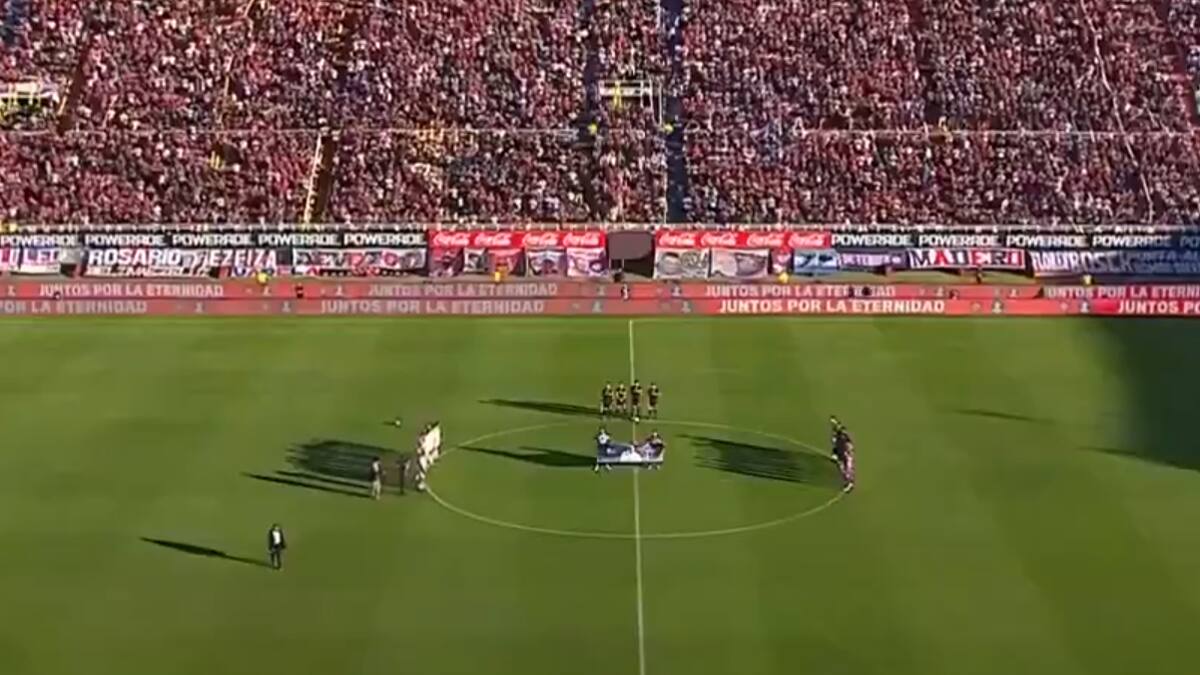 Dará la vuelta al mundo: el emotivo minuto de silencio de San Lorenzo en homenaje al Papa Francisco